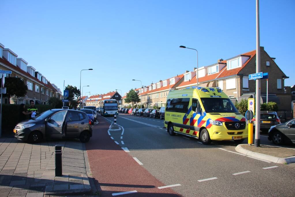 Botsing tussen afslaande auto en scooter