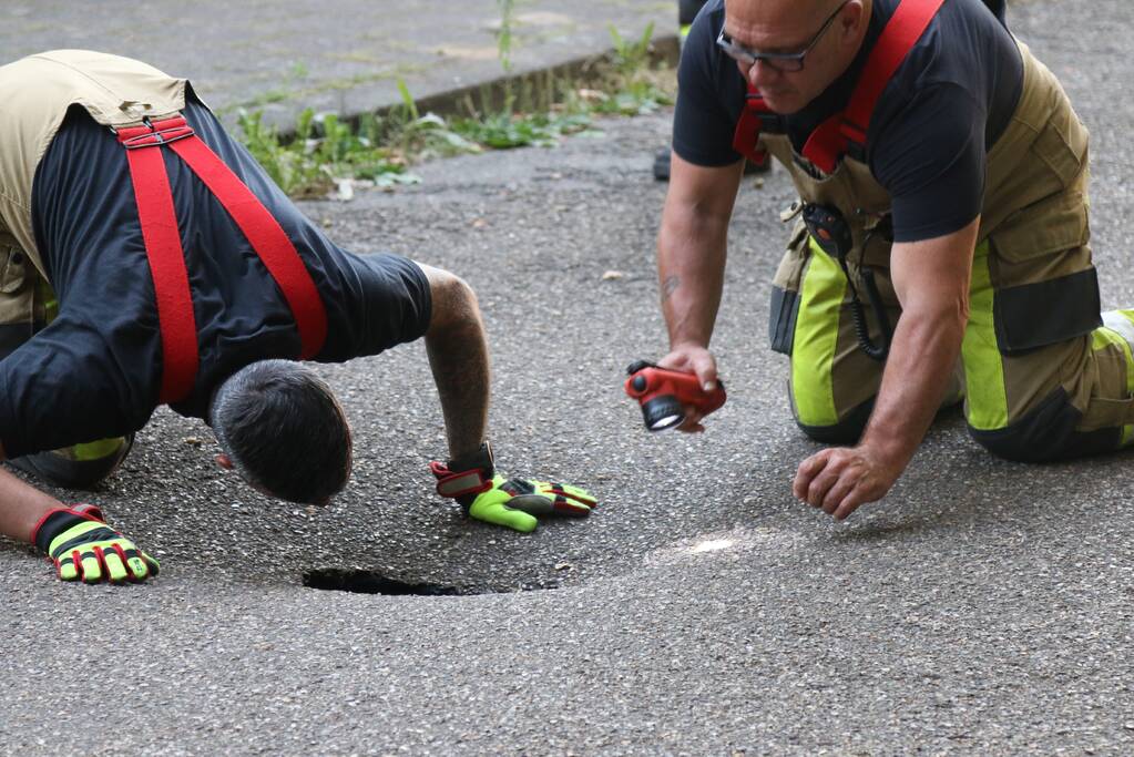Onderzoek naar sinkhole in wegdek