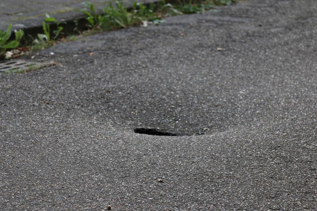 Onderzoek naar sinkhole in wegdek