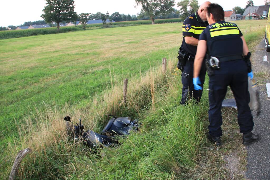 Scooter belandt in greppel