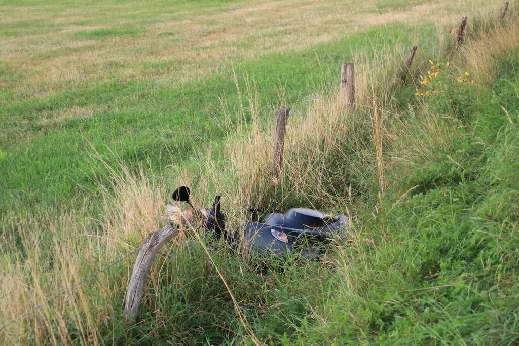 Scooter belandt in greppel