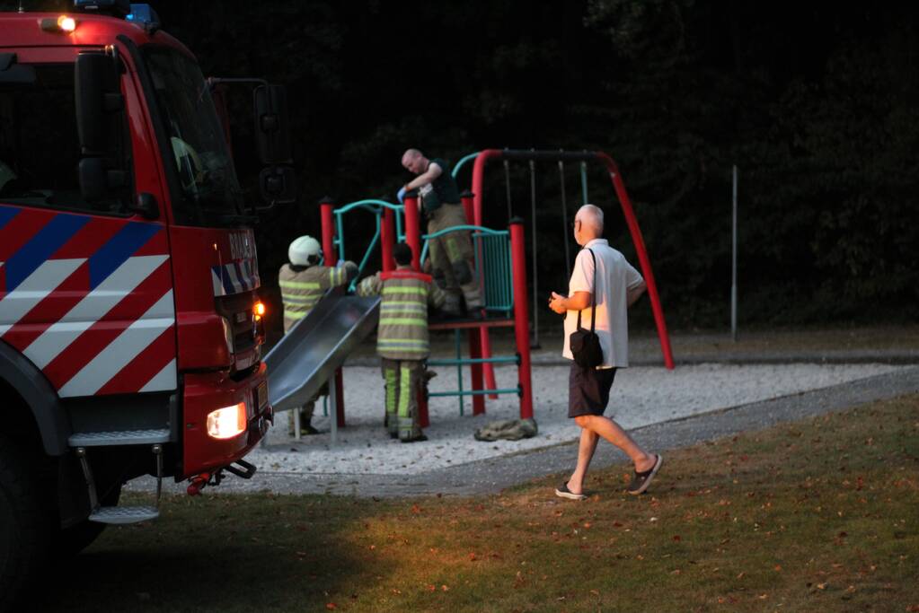Jongen raakt bekneld in speeltoestel