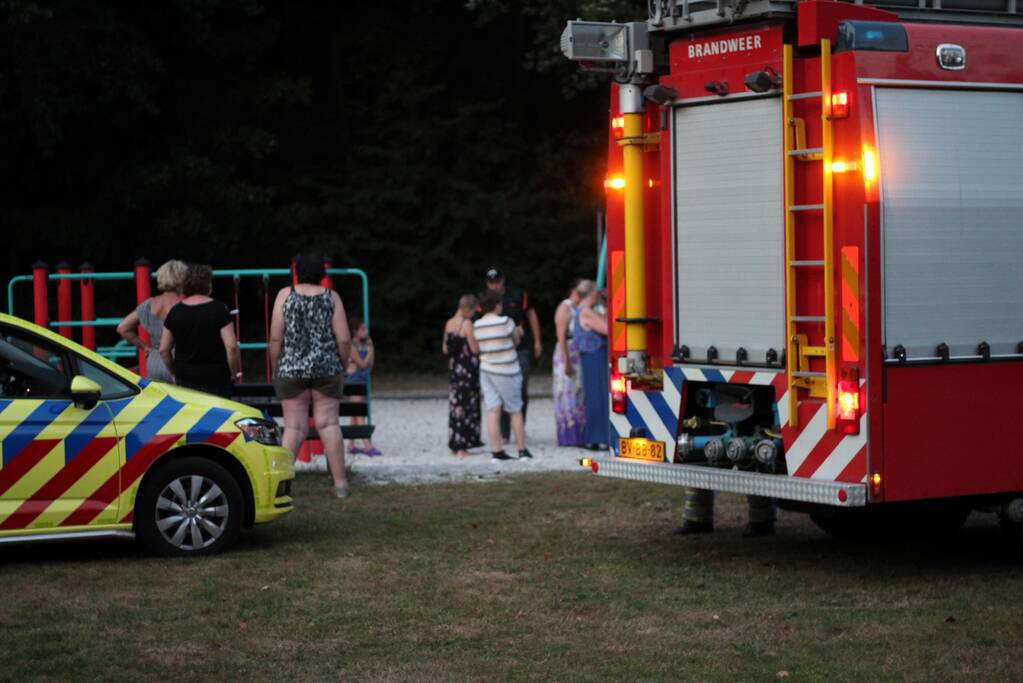 Jongen raakt bekneld in speeltoestel
