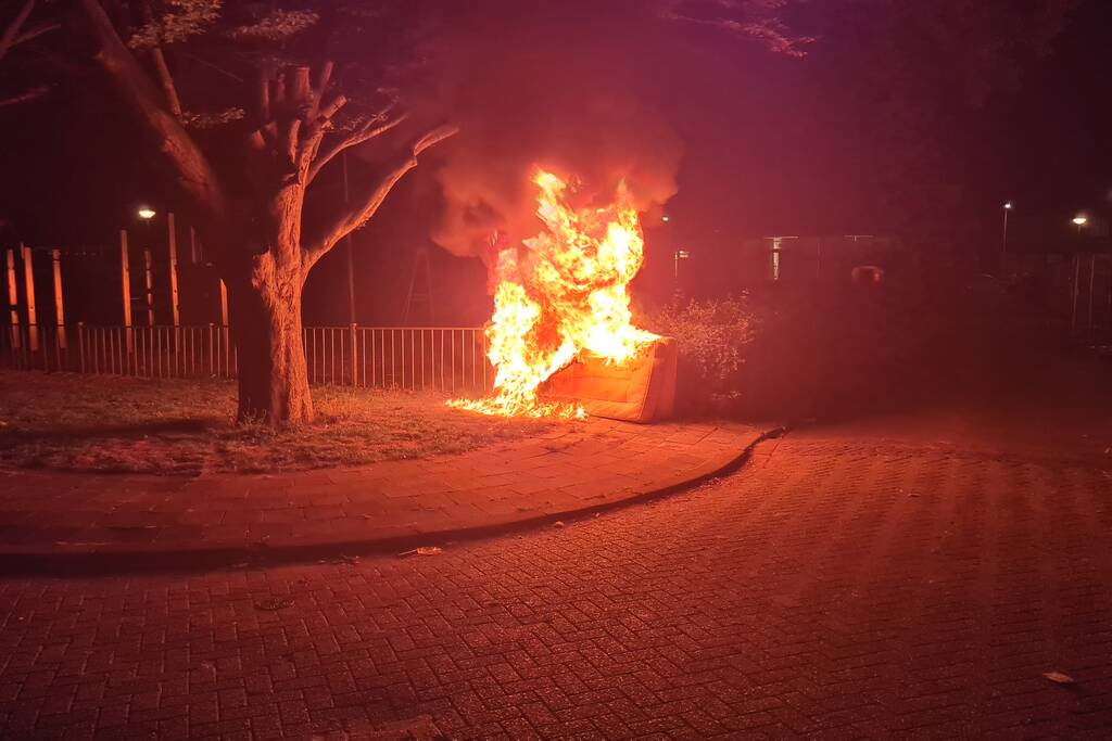 Matrassen in brand tegen hek van schoolplein