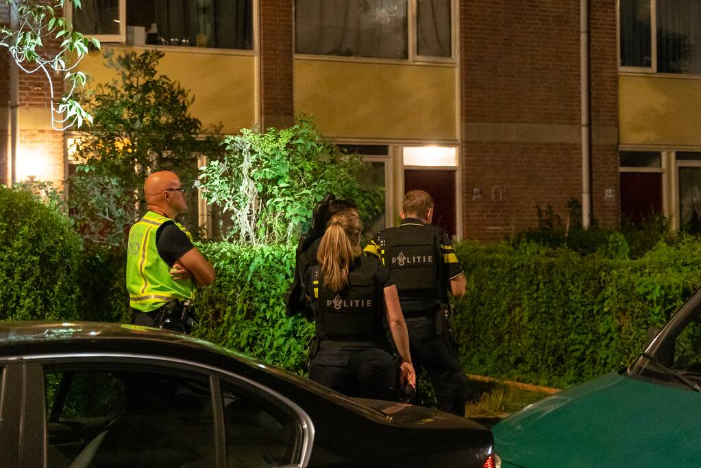Man aangehouden na mogelijke bedreiging met vuurwapen, buurt gaat op de vuist met politie