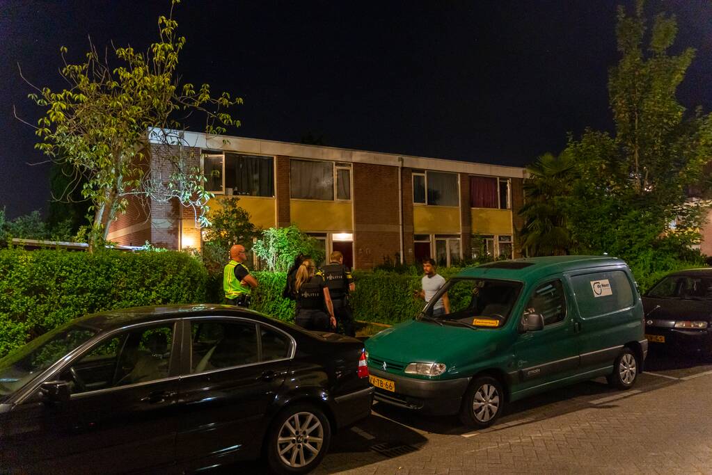 Man aangehouden na mogelijke bedreiging met vuurwapen, buurt gaat op de vuist met politie
