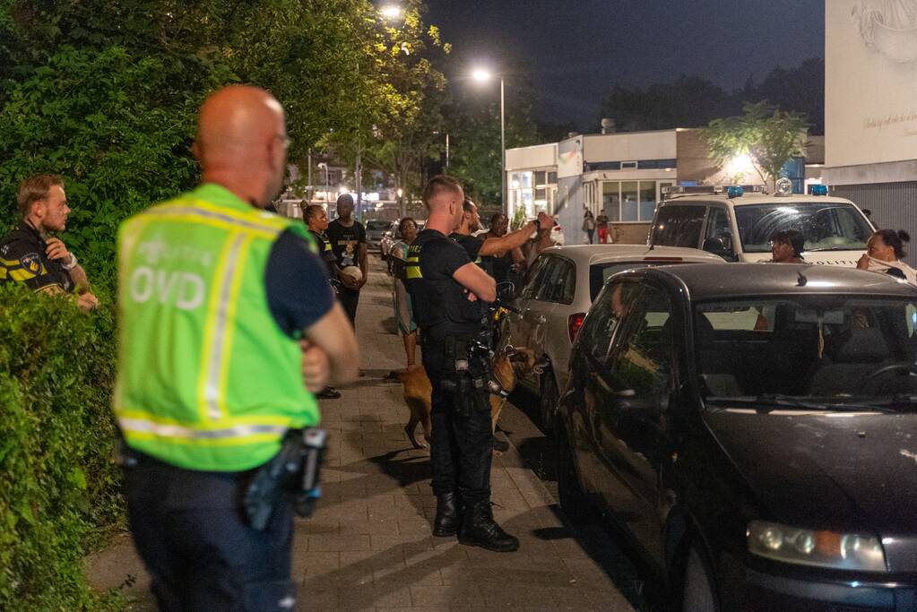 Man aangehouden na mogelijke bedreiging met vuurwapen, buurt gaat op de vuist met politie