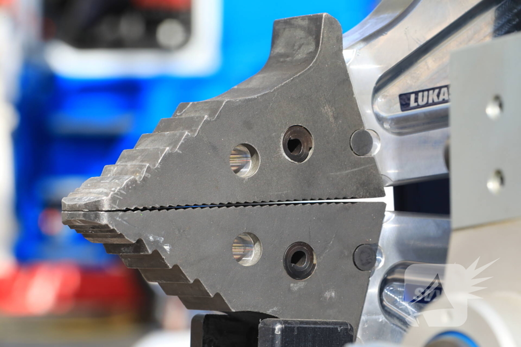 Automobilist door brandweer uit voertuig gehaald