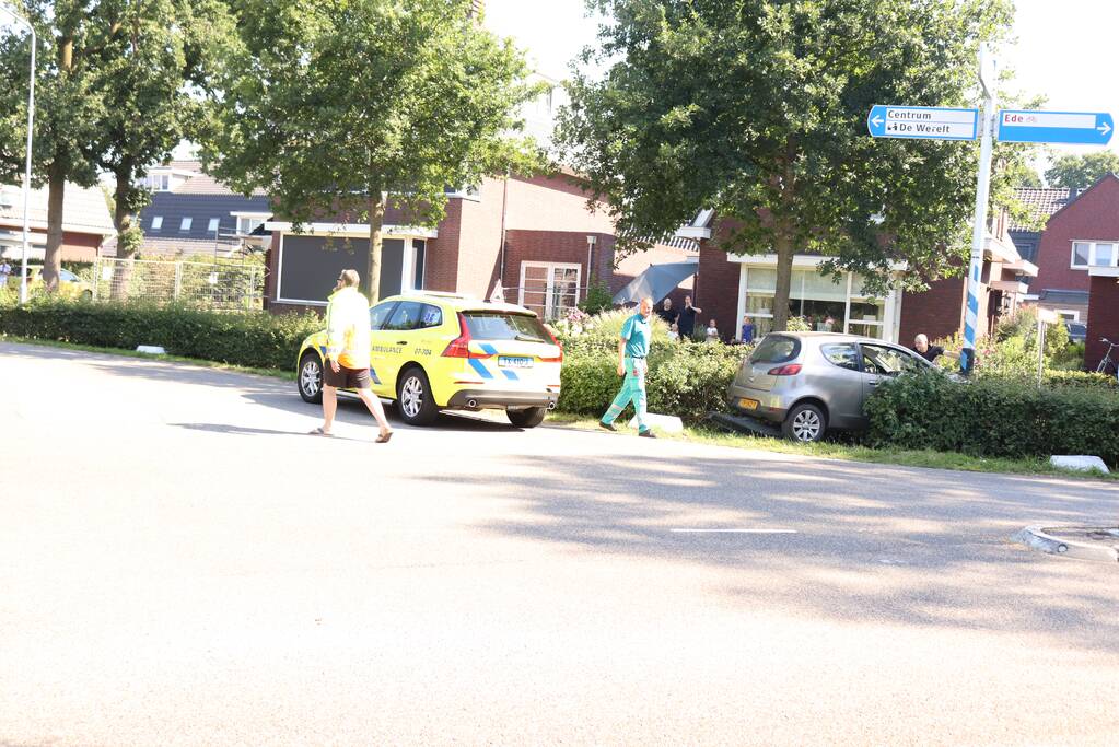 Automobilist raakt met auto van de weg botst op paal