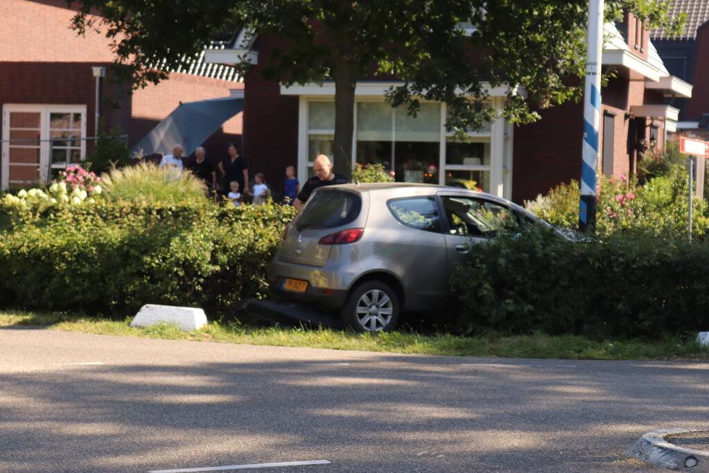 Automobilist raakt met auto van de weg botst op paal