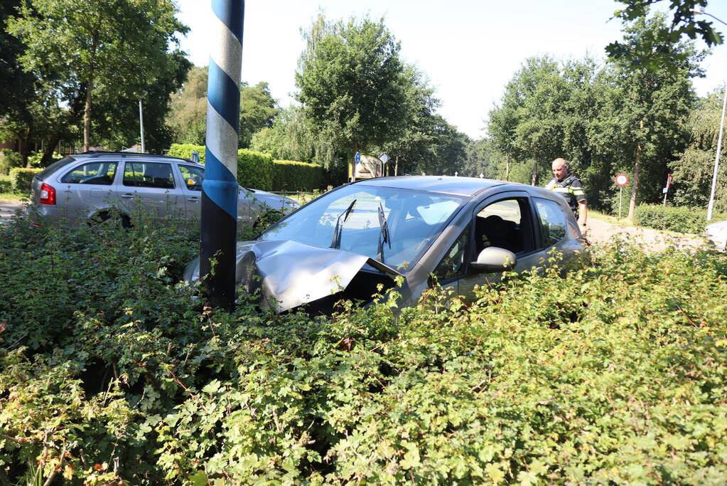 Automobilist raakt met auto van de weg botst op paal