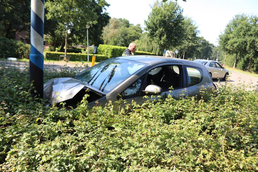 Automobilist raakt met auto van de weg botst op paal