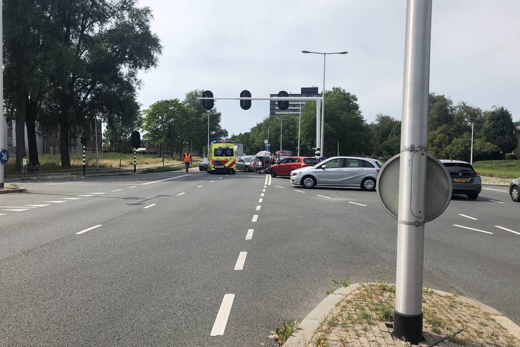 Auto botst op scootmobiel