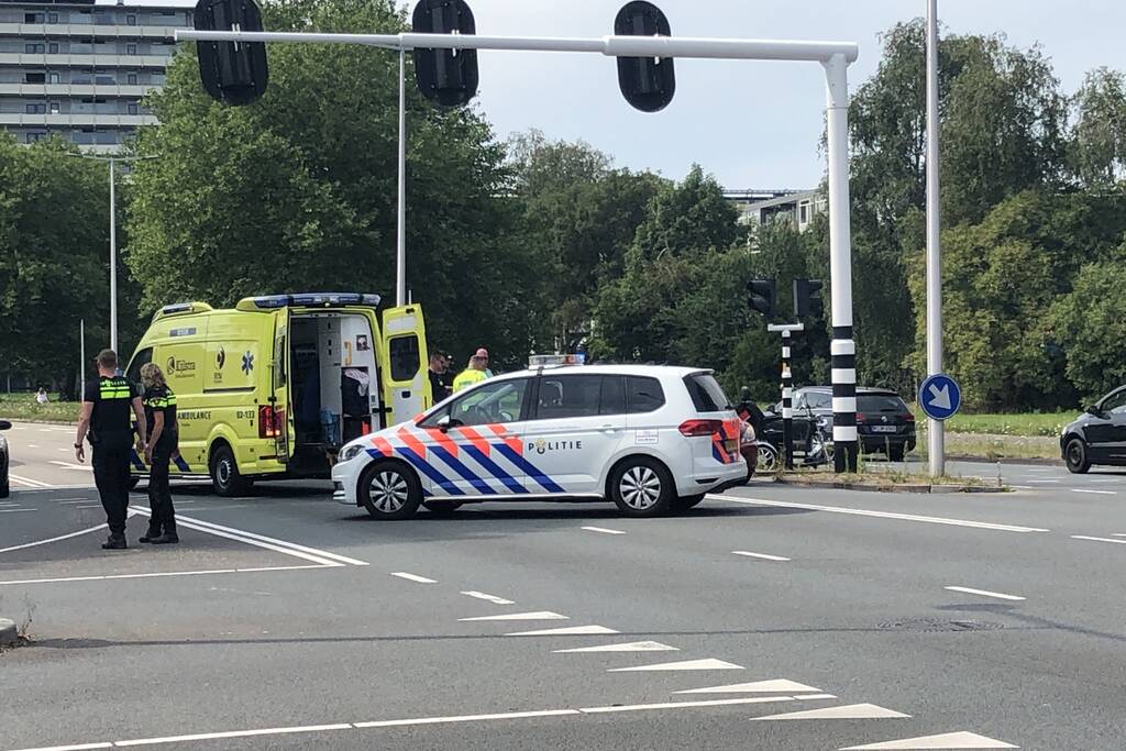 Auto botst op scootmobiel