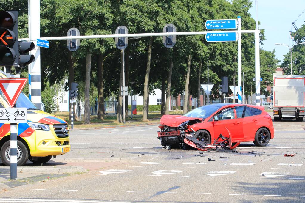 Enorme ravage na aanrijding op kruising