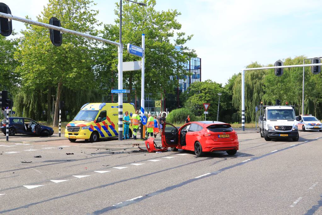 Enorme ravage na aanrijding op kruising