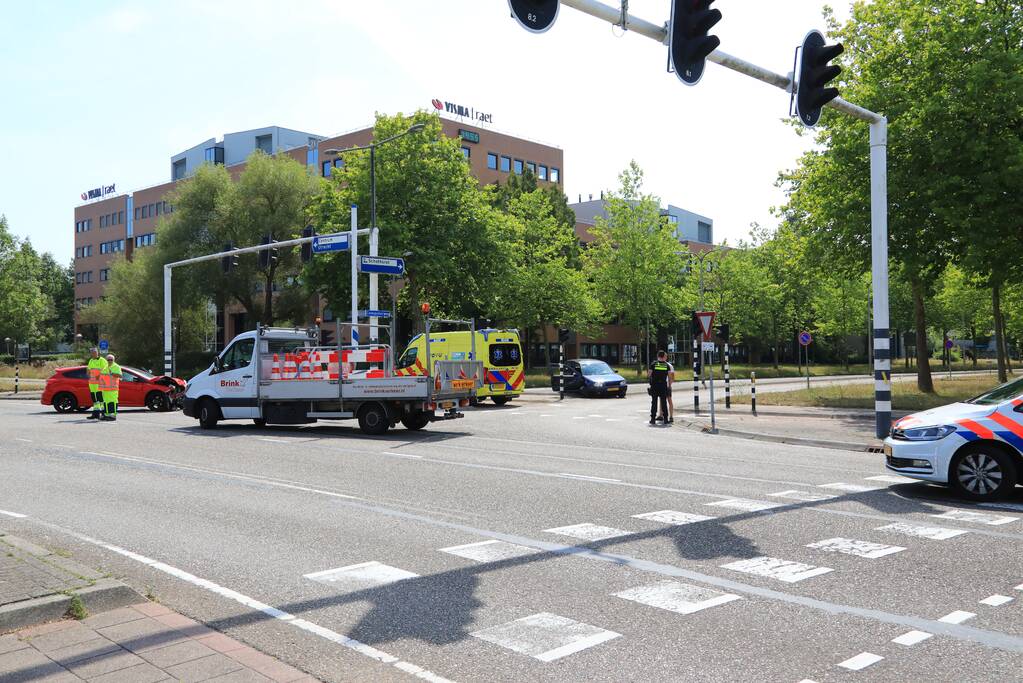 Enorme ravage na aanrijding op kruising