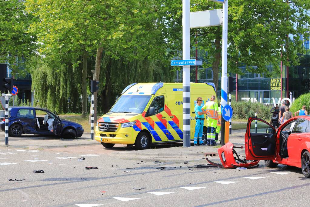 Enorme ravage na aanrijding op kruising