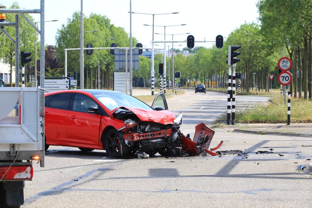 Enorme ravage na aanrijding op kruising