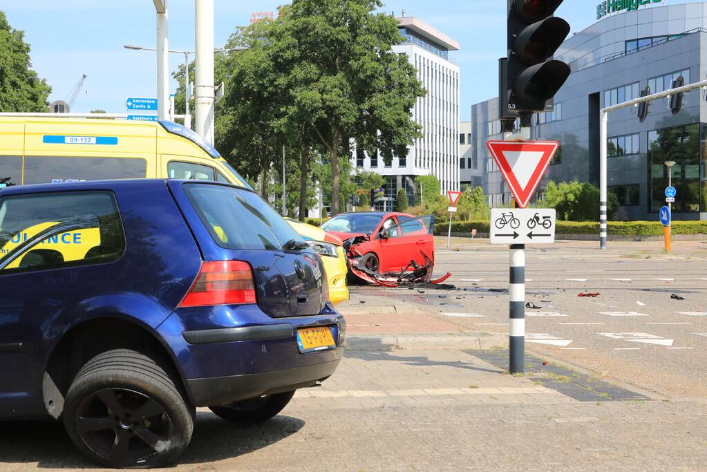 Enorme ravage na aanrijding op kruising