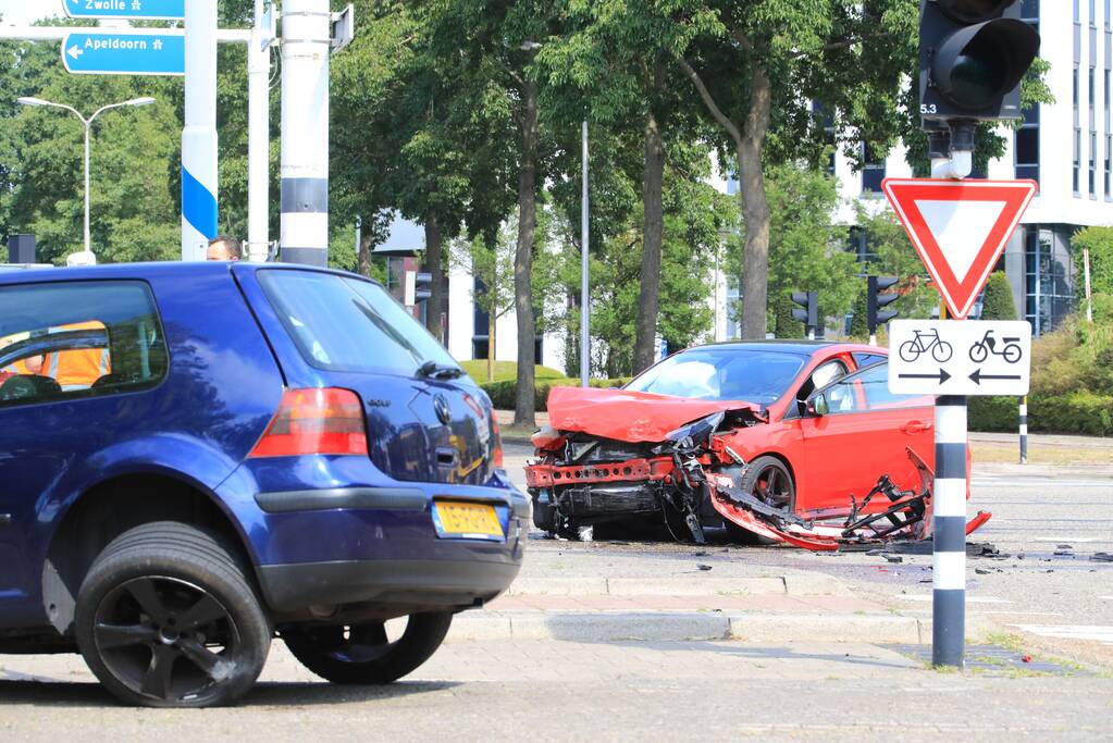 Enorme ravage na aanrijding op kruising