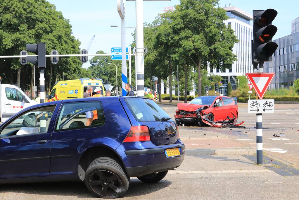 Enorme ravage na aanrijding op kruising