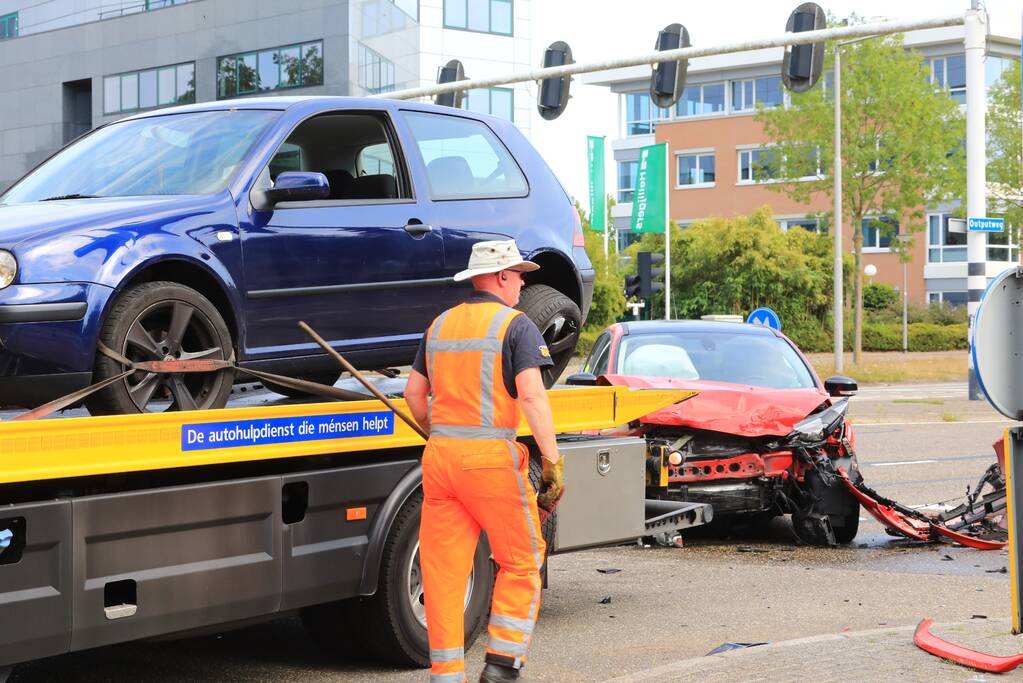 Enorme ravage na aanrijding op kruising