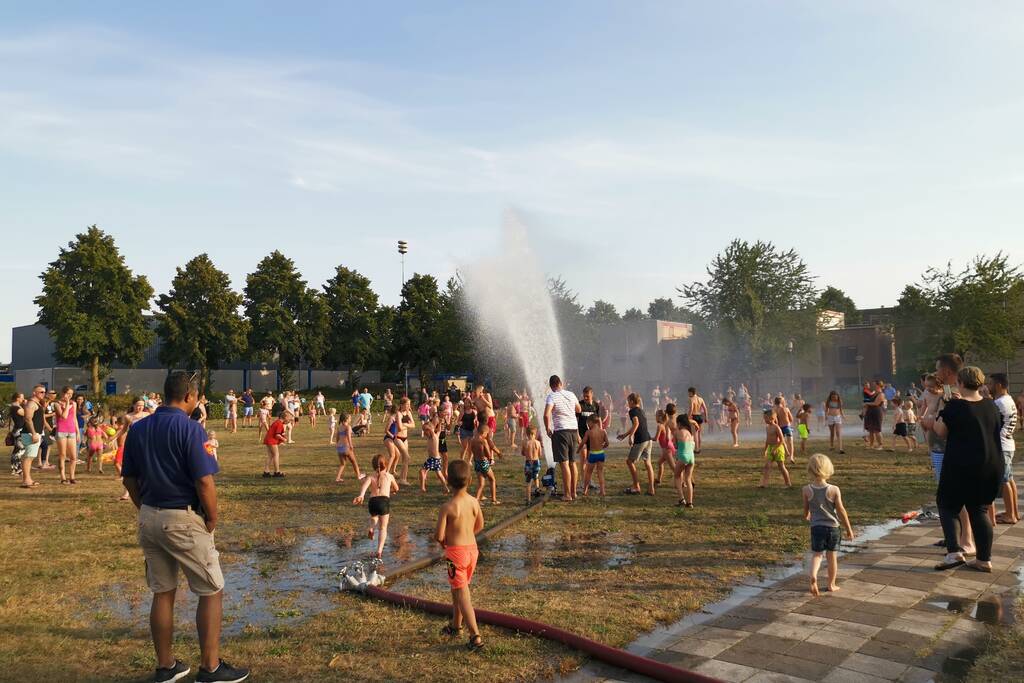Brandweer zorgt voor waterpret in Maandereng