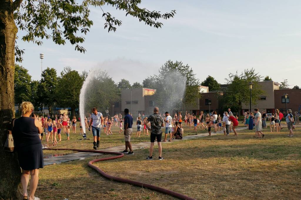 Brandweer zorgt voor waterpret in Maandereng