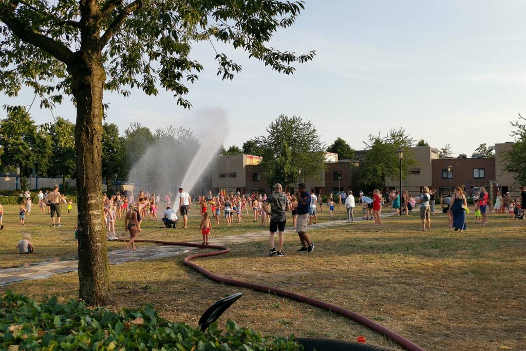 Brandweer zorgt voor waterpret in Maandereng