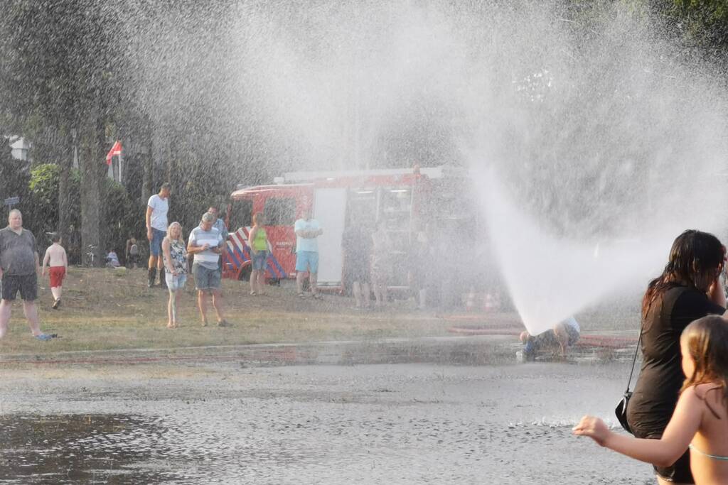Brandweer zorgt voor waterpret in Maandereng