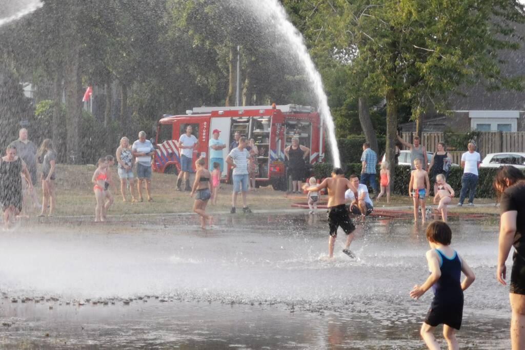 Brandweer zorgt voor waterpret in Maandereng