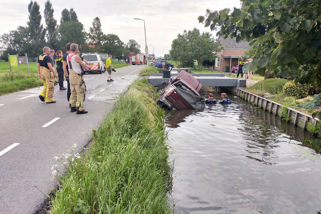 Terreinwagen belandt in sloot