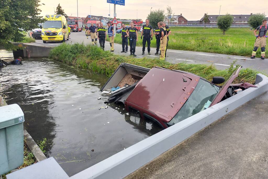 Terreinwagen belandt in sloot