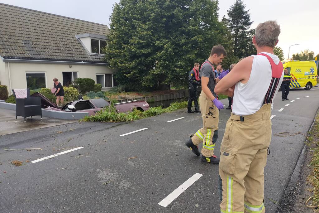 Terreinwagen belandt in sloot