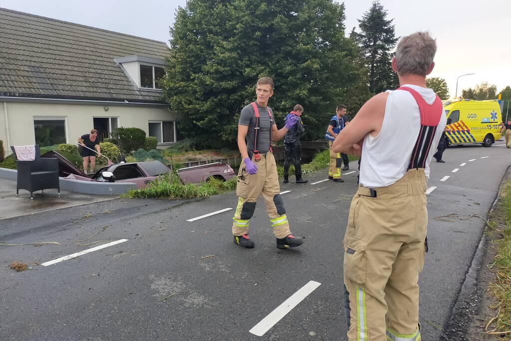 Terreinwagen belandt in sloot