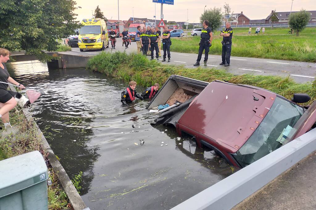 Terreinwagen belandt in sloot