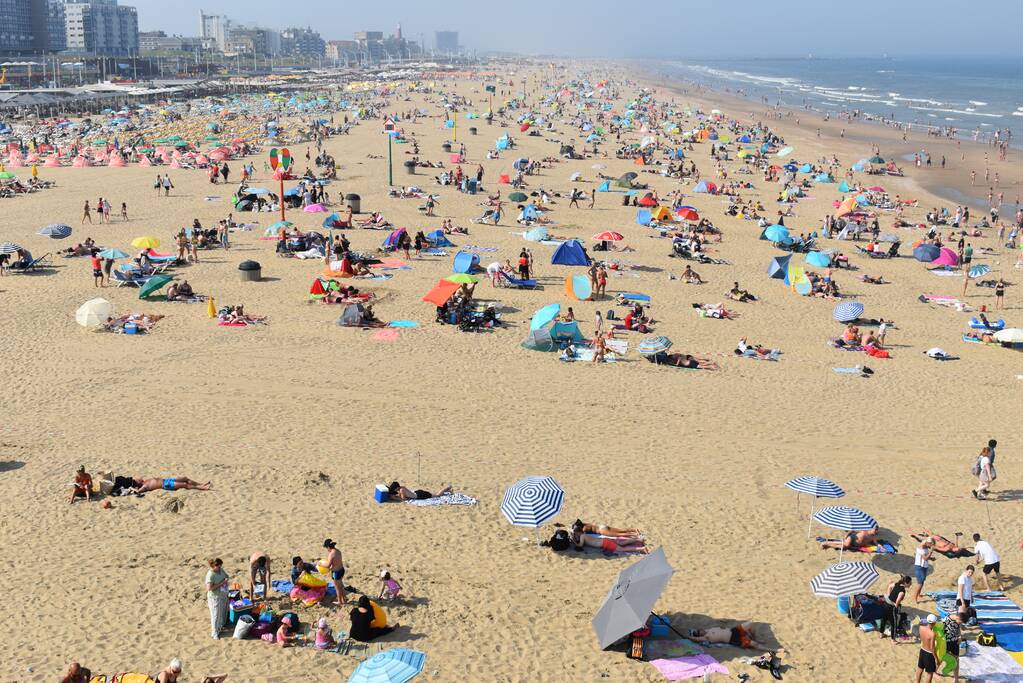 Drukte op het strand van Scheveningen