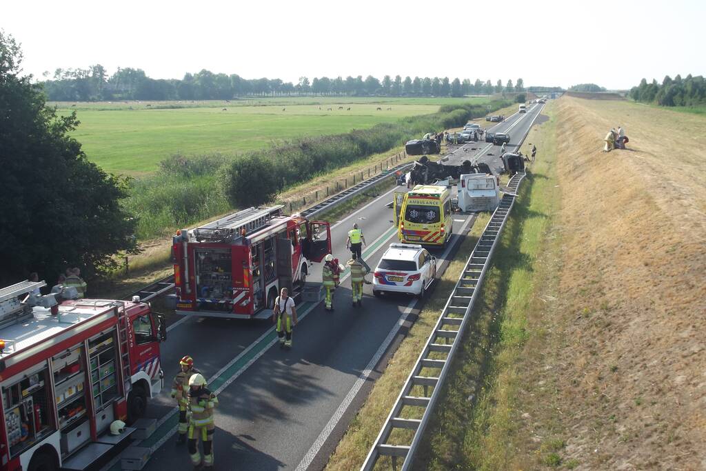 Grote ravage op snelweg na verkeersongeval