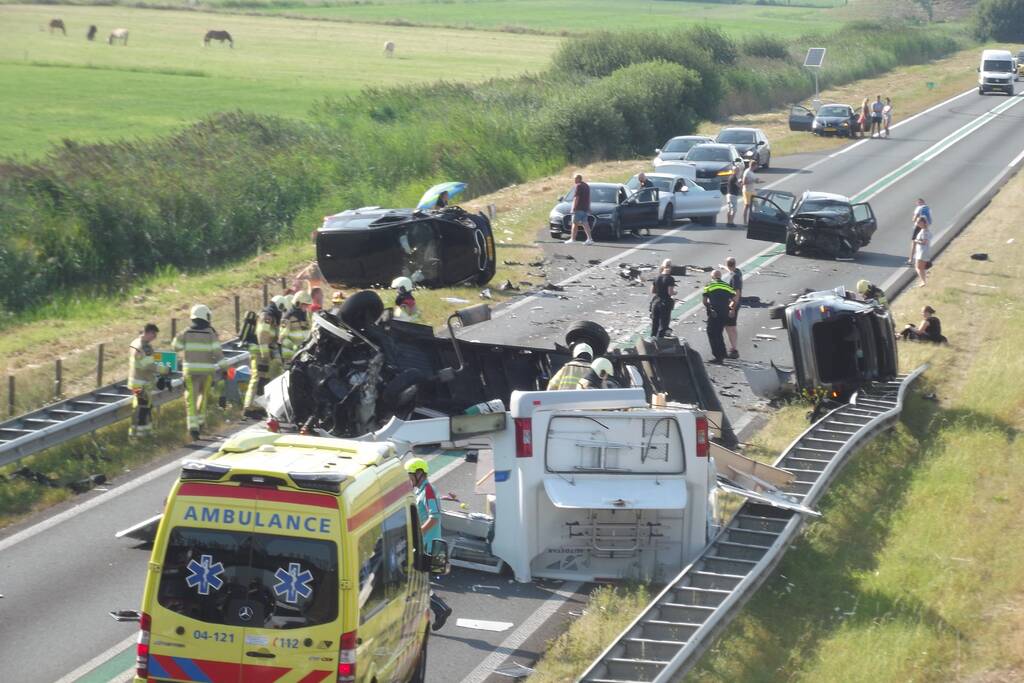 Grote ravage op snelweg na verkeersongeval