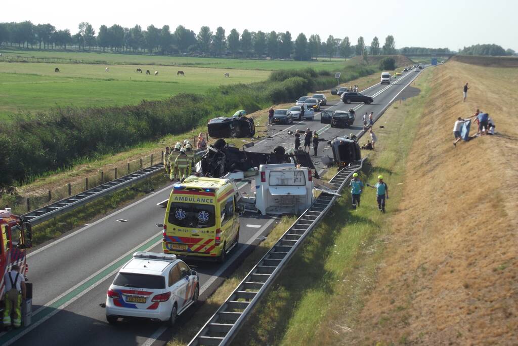 Grote ravage op snelweg na verkeersongeval