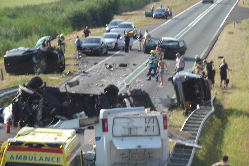 Grote ravage op snelweg na verkeersongeval