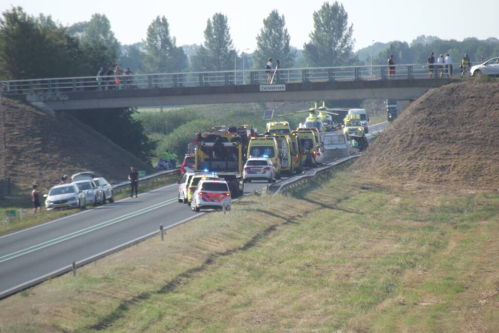 Grote ravage op snelweg na verkeersongeval