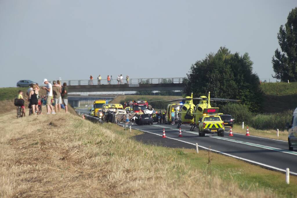Grote ravage op snelweg na verkeersongeval