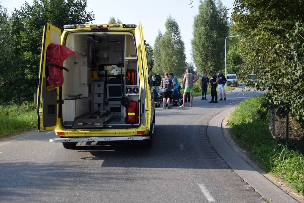 Motorrijder gaat hard onderuit en raakt gewond