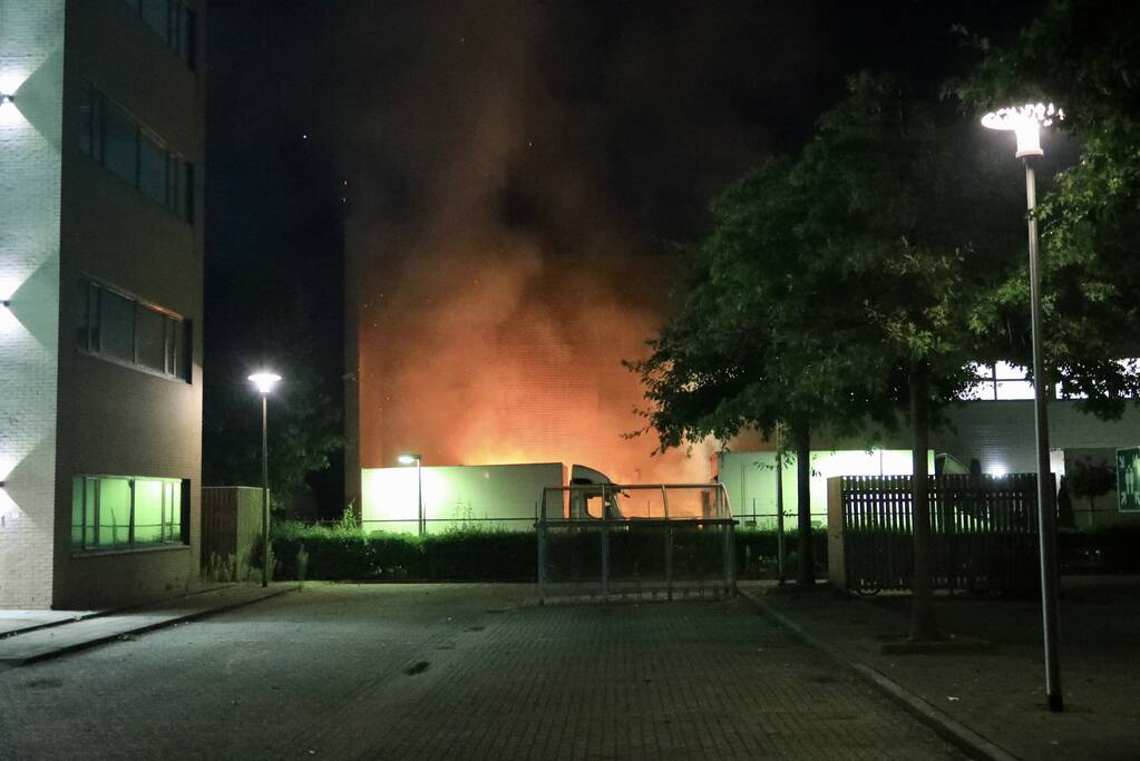 Meerdere vrachtwagens in brand sorteercentrum PostNL
