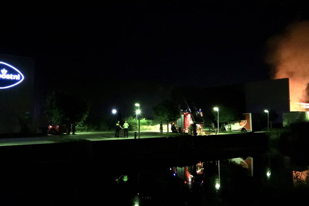 Meerdere vrachtwagens in brand sorteercentrum PostNL