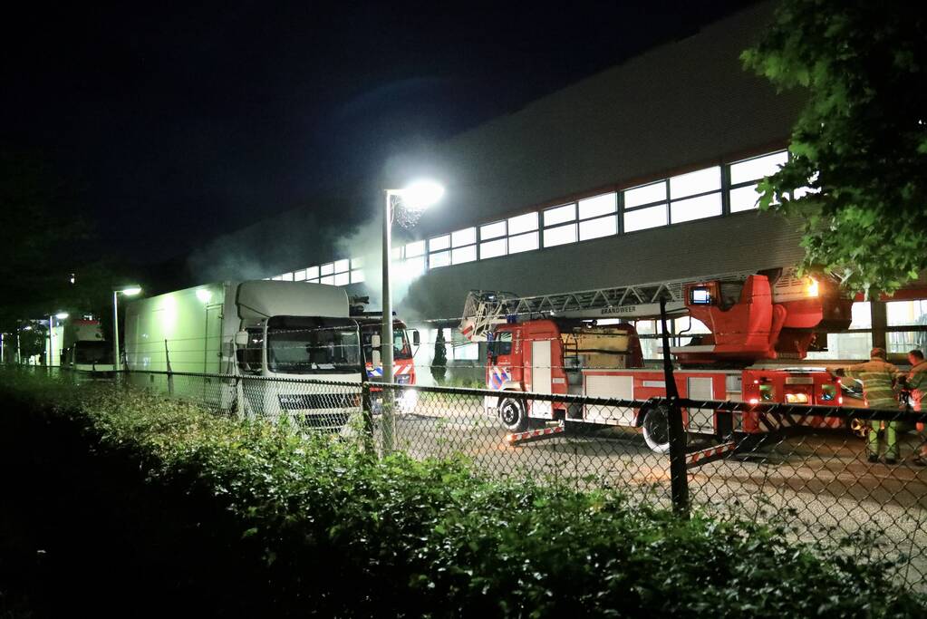 Meerdere vrachtwagens in brand sorteercentrum PostNL
