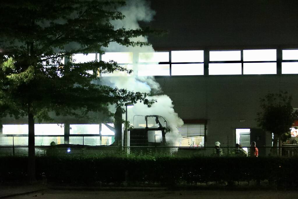 Meerdere vrachtwagens in brand sorteercentrum PostNL