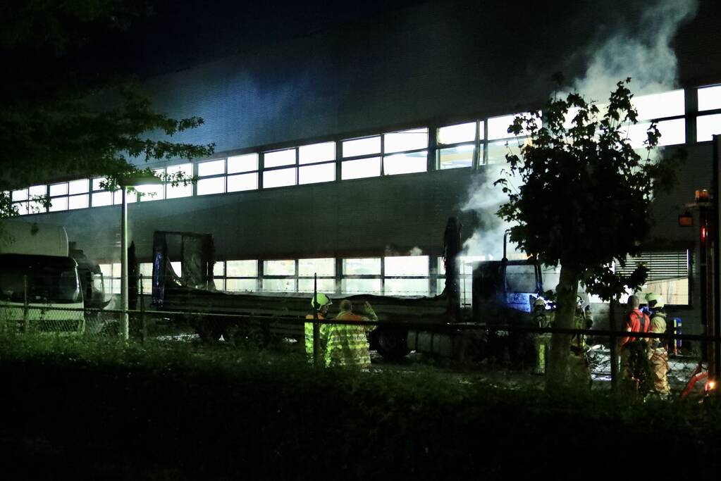 Meerdere vrachtwagens in brand sorteercentrum PostNL